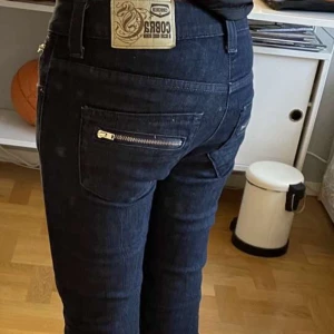 Lågmidjade jeans 😍 - Midjemått: 33cm Innerben: 75cm Hör av dig vid frågor❤️