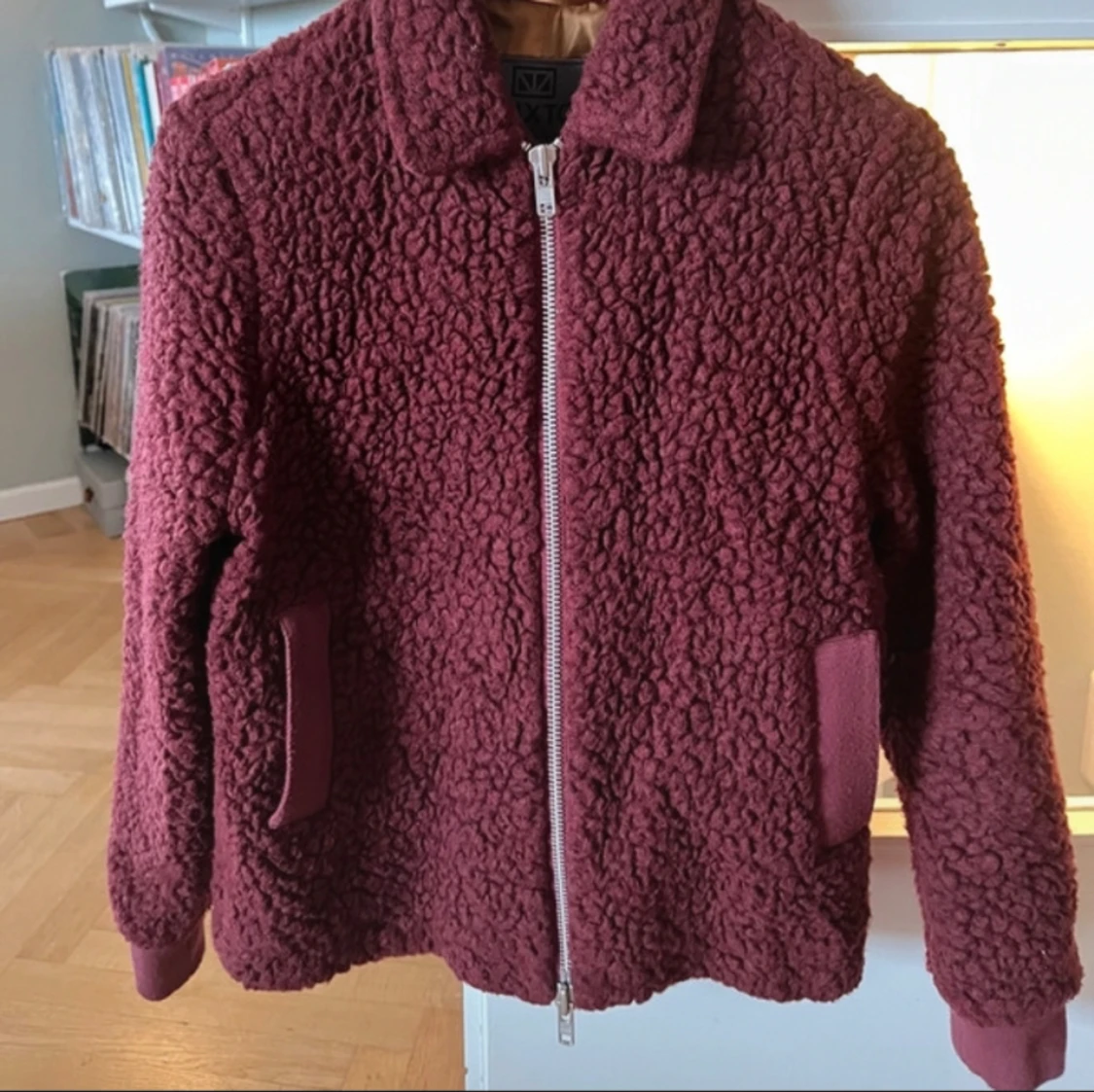 Vinröd teddyjacka
