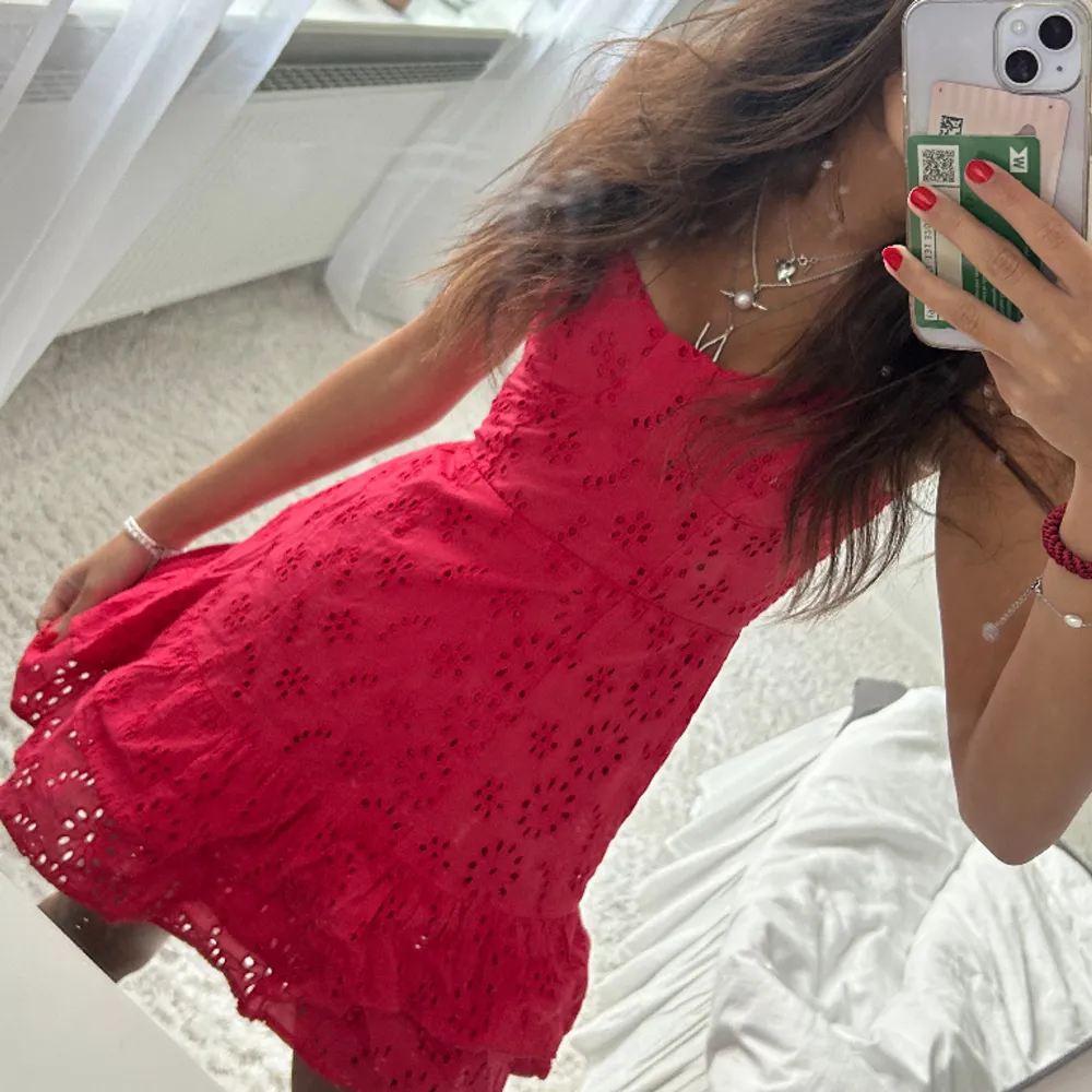 röd klänning perfket till sommaren! Köpt förra året men aldrig använd (prislapp kvar). Klänningar.