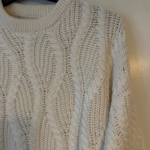 Stickad tröja från Nelly - Stickad oversize tröja från Nelly. Använd en gång. Skön i materialet. Storlek S. Säljer för 100:-. Köparen betalar ev frakt, kan annars mötas upp i centrala Stockholm.