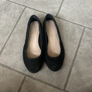 Ballerinaskor  - Svarta ballerinaskor från asos, fina till sommaren. Knappt använda!  Storlek UK 3.5, EU 36