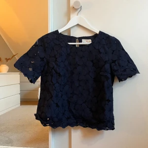 Spetsblus - Säljer denna så fina spetsblusen som passar perfekt både till fest och till vardags💗Storleken är 38 men passar även mig som vanligtvis bär 36💕