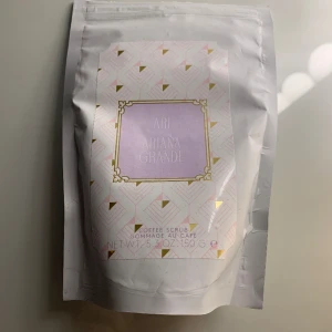 Ariana grande - KÖP INTE KOM PRIVAT FÖR SWISH🛑  Ariana grande scrubb RARE! Inte använd  Säljer allt Ariana Grande merch för billigare priser, är inget fan mer så allt måste ut!