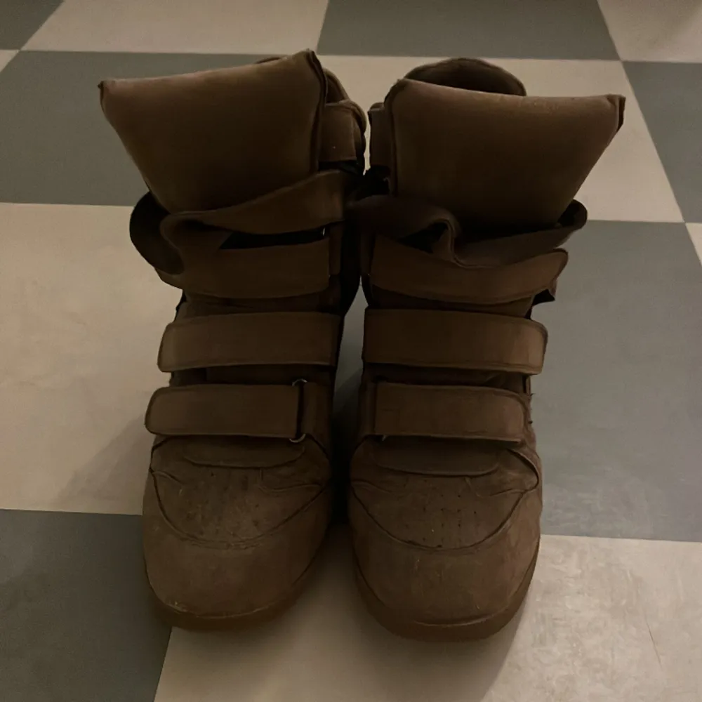 Ett par likande Isabela marant skor i brunt i storlek 39!💕 Köpte skorna av en annan plickare men det var tyvärr förstora på mig och därför säljer jag de vidare. Vid frågor skriv gärna till mig!💕. Skor.