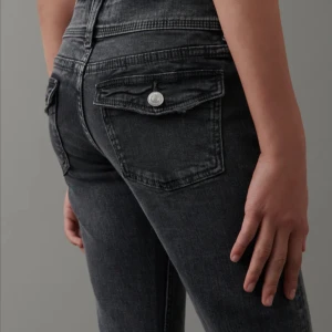 Lågmidjade byxor  - Fina lågmidjade byxor från Gina tricot, säljer pga inte kommer till andvändning💕storleken är 158 i young men passar mig bra som vanligt har 32-34 i vanliga jeans💕