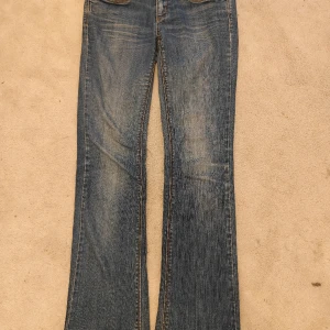 Lågmidjade bootcut jeans  - Superfina lågmidjade bootcut jeans. Använda men i toppskick ändå! 