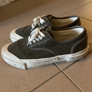 Sneakers - Mörkt olivgröna sneakers från märket Good News. Använda men i bra skick🪩🪩