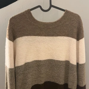 En beige stickad tröja - En jätte fin stickad tröja som inte kommer till användning