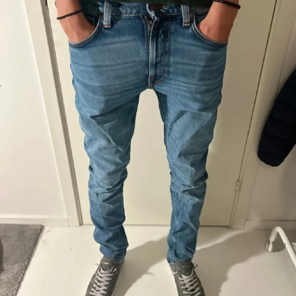 Nudie jeans i modellen Lean Dean. Mycket bra skick. Lite dåligt ljus i andra bilden men det är samma jeans. Storlek 29/32. Modellen är 187 cm ungefär. . Jeans & Byxor.
