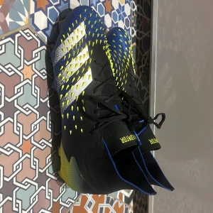Predator demonskin fotbollsskor  - Ett par predator fotbollsskor i 10/10 skick. Har bara använt dem 1 gång men det var inte min rätta storlek. Jag köpte dem för cirka 1 år sedan för 1600 kr. Storleken är 43 och 1/3. Jag säljer dem för 450 kr. Kommer tyvärr inte att sälja billigare 
