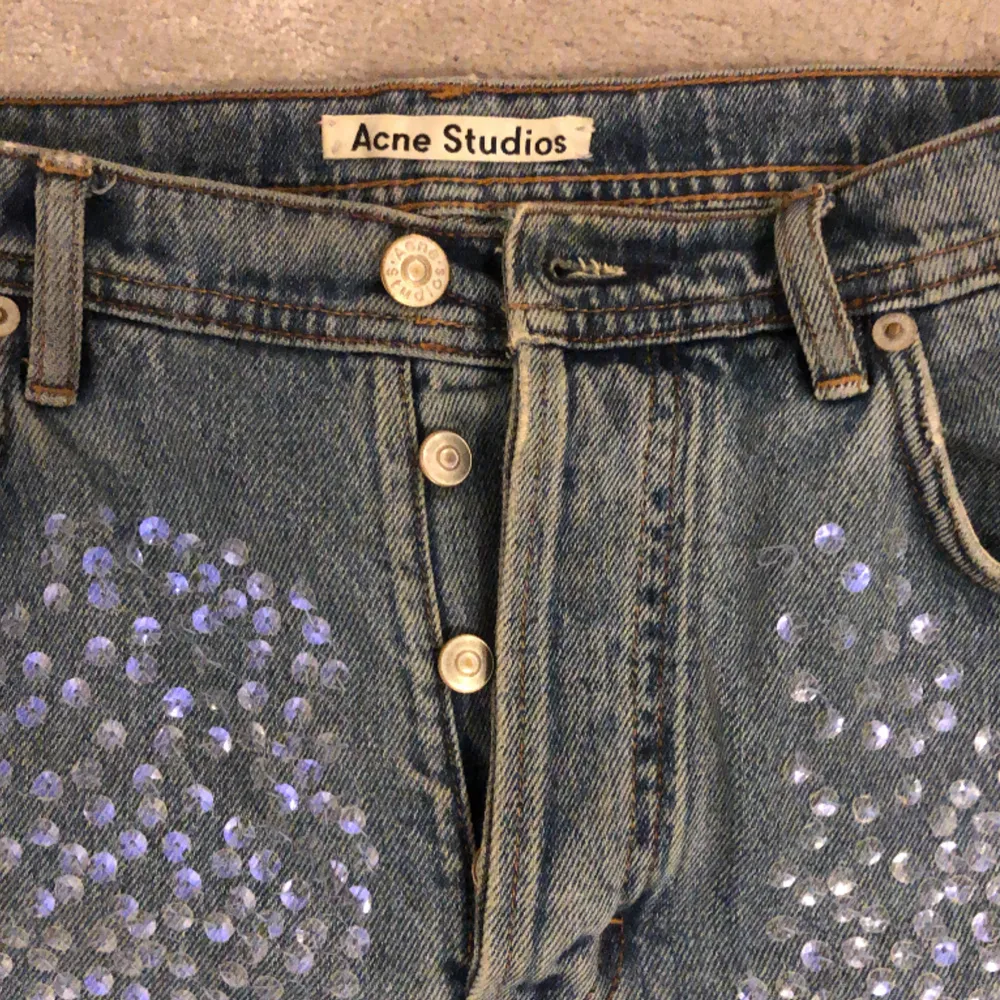 Exklusiva Acne Studios jeans från limiterad kollektion. Jeansen är i bra skick. Hjälper min syster att sälja dessa jeans då hon inte använt dem mycket alls när hon köpte jeansen för 8000kr för några år sedan. Kom för mer information eller minsta fråg. Jeans & Byxor.