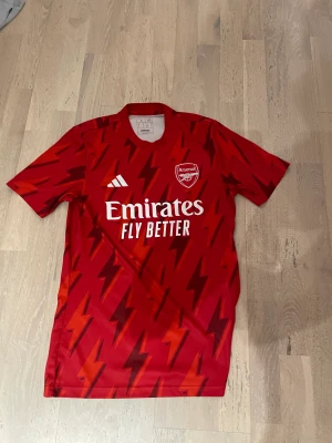 Arsenal tröja 23/24 storlek small  - En mycket bra och snygg arsenal tröja . Det har storlek small och är en kill tröja. Är i mycket bra skick 