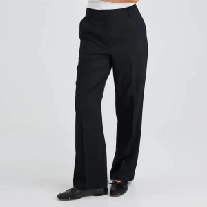 Bilbok kostymbyxor - Säljer dessa fina kostymbyxor från bikbok i storlek 34. De är helt nya och endast provade på då de tyvärr var för små. Säljer för 149kr + frakt🥰