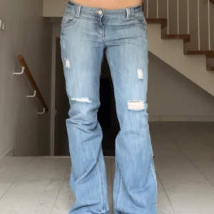 Low waist bootcut jeans - As snygga lågmidjade bootcut jeans i fint skick, säljer då de inte kommer till användning🙏🏼 kan gå ner i pris vid snabb affär!