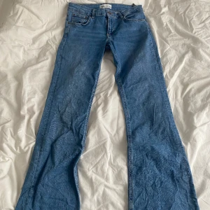 Zara jeans  - Säljer dessa lågmidjade jeansen från Zara🩷 Säljer pågrund av att de är för stora för mig och inte kommit till användning. Därav väldigt bra skick!