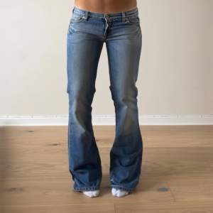 Så snygga lågmidjade vintage replay jeans. Midjemåttet är 78cm och innerbenslängden är 84cm. FINNS MED FRI FRAKT I MIN PROFIL!