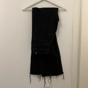 Svarta jeans  - Svarta jeans från Zara i gott skick! Dock lite små i storleken🫶
