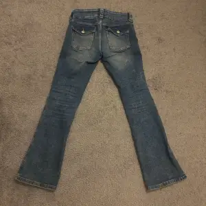 Ett par bootcut jeans som inte går åt användning, de är i bra skick och är använda 3 ggr💘 fickorna är speciella men fina och ett litet riv märke vid sidan som ska va så(bild bevis finns!) de är köpta för 300kr🌺 