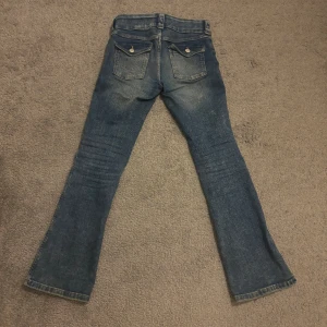 Bootcut jeans💘 - Ett par bootcut jeans som inte går åt användning, de är i bra skick och är använda 3 ggr💘 fickorna är speciella men fina och ett litet riv märke vid sidan som ska va så(bild bevis finns!) de är köpta för 300kr🌺 