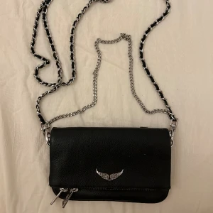 Zadig & Voltaire svart väska  - Äkta begagnad Zadig väska. Kan mötas upp eller fraktas. Säljs för använder inte den. 😅 kan inte bevisa att den är äkta med kvitto etc - därav priset. Skicka PM, köp inte innan! Vid fler frågar så är det bara att skriva 🫶🏻 