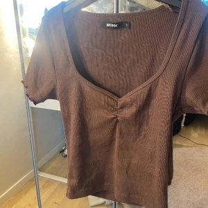 Topp - Jättefin brun topp ifrån bik bok, köpte för 300 säljer för 100. Använd ett fåtal par gånger, nyskick i storlek S