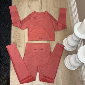 Victress träningsset - Snygg träningstopp med matchande tights. Säljes som set. 
