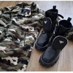 Teddyjacka  - Snyggaste mönstret i otroligt fräscha toner, så gångbar och löjligt bekväm. Snygg krage - den kan dressas "upp" väldigt enkelt.  Size S/M  Bjuder på spårbar frakt.   Slutsåld pärla!  Köpt för cirka 1400:-