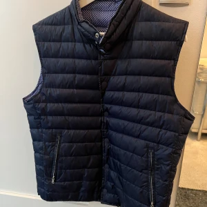 Dunväst  - As cool dunväst från Hackett som är vändbar! Man kan alltså ha den åt båda hållen:) Nypris: 2500kr