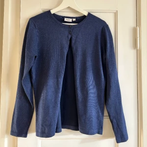 Marinblå kofta - Superfin marinblå kofta från Åhléns💙 I fint material och skick🌸 Säljer på grund av att den inte passar mig