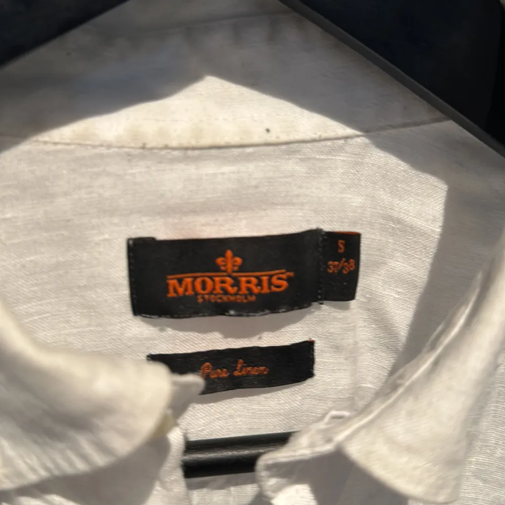 Säljer min Morris linne piké  Ny pris 1200 Skick 8/10 lite skrynklig men man kan bara styrka den   . Skjortor.