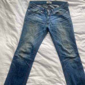 Acne jeans med igenlappat hål mellan benen. Märkta 31/34. Pris diskuterbart 
