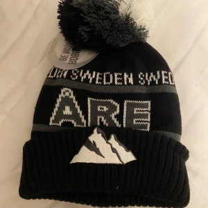 Åre mössa - Säljer nu min svart/gråa Åre mössa!! Helt slutsåld i butik💕 