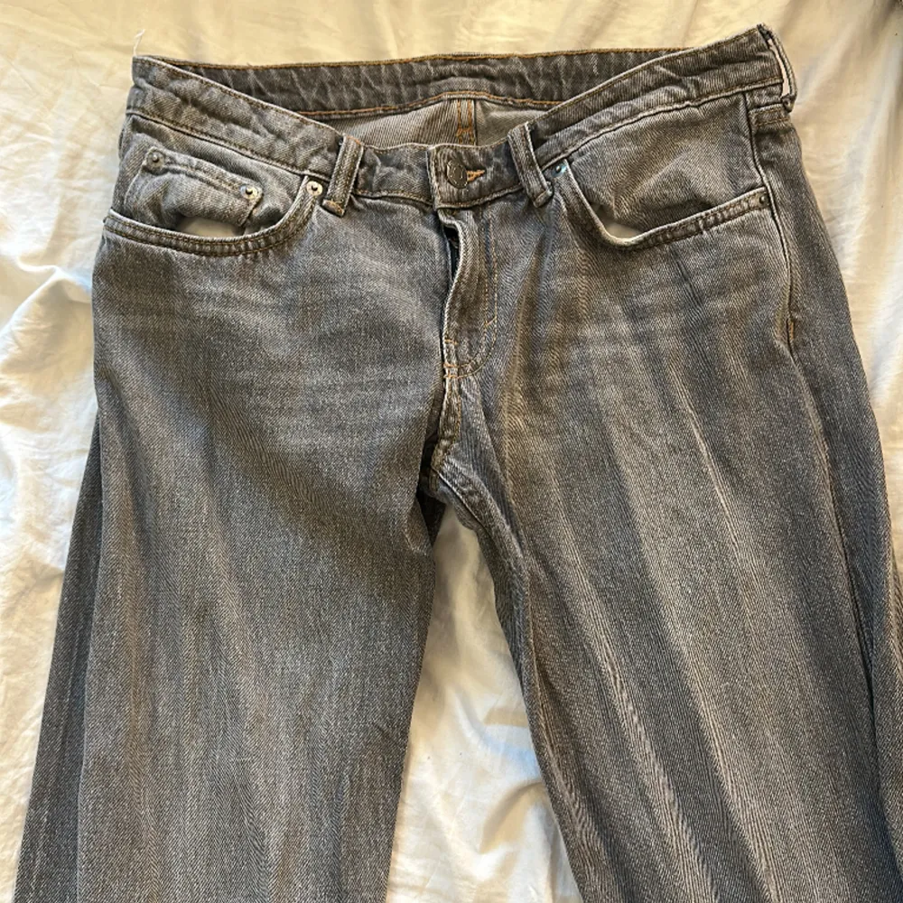 Jeans från weekday i modellen arrow.💕 Storlek W28 L32. Jeans & Byxor.