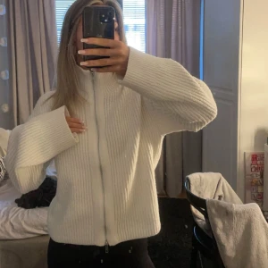 Stickad bikbok - En super skön stickad med dragkedja som aldrig kommit till användning. Köpt på bikbok men tror den är slut i sortimentet. Storlek XS men passar mig som är en S💗