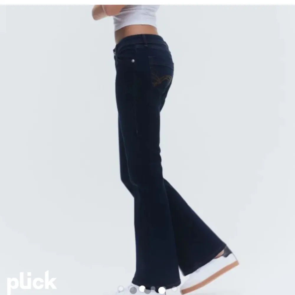 Säljer dessa populära low waist jeans från H&M. Storlek 42 men ganska små i storleken! Inga defekter och i väldigt bra skick🥰Skriv privat för fler bilder💕. Jeans & Byxor.