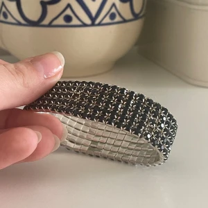 Armband - Armbandet har svart nästan marinblå kristaller. Vissa saknas men det är knappt märkbart🩷