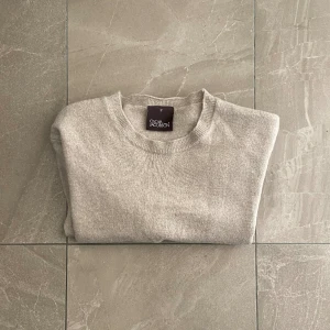 Oscar Jacobson 100% merino ull - Tja! Säljer nu en Oscar Jacobson tröja. Jätte fint skick förutom att den krympt något i tvätten.|skick:9/10|storlek:S från början men nu sitter som xxs|nypris:1499 vårt pris:399|hör gärna av er vid funderingar, Mvh!