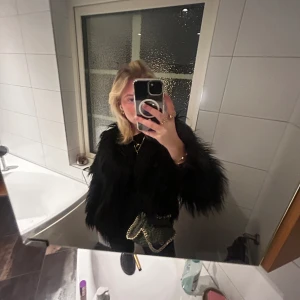 pälsjacka - svart pälsjacka i gott skick. köpt påå sellpy passar stl s