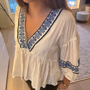 Blus Zara - Jättefin blus från Zara som inte säljs längre! I storlek S💙