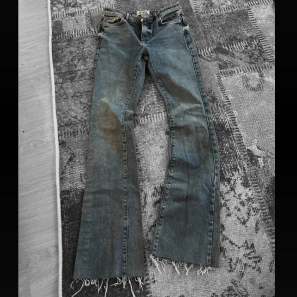 säljer dessa superfina flare jeans i modell tall då de var för små för mig! midjan är 35 rakt över, innerben 84 💕hör av er vid frågor! 🫶. Jeans & Byxor.