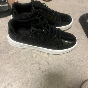 Svarta sneakers  - Nya utan prislapp, priset kan diskuteras! Förstora för mig, stl 39,5-40. Vet inte vad det är för märke… Glitter på sidan💖⚡️🥳👙