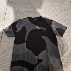 Emporio Armani t shirt  - Helt ny tröja. Den är äkta, taggen är legit och materialet också! Den var för stor för mig.