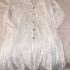 Vit klänning  - Jääätttteee fin sommarklänning från Zara, den är i storlek M men passar S och XS den blir lite lös då men modellen på den gör så att det är väldigt fint, använd en gång i somras! 