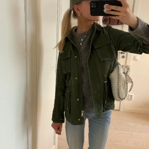 Militärjacka - Sjukt snygg militärgrön jacka från h&m, sparsamt använd💕