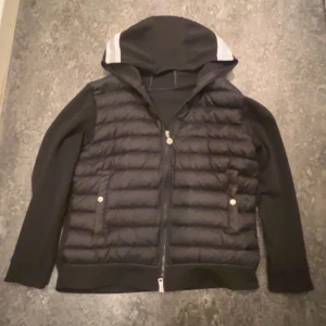Moncler Cardigan - Säljer för den inte används, dm för frågor.