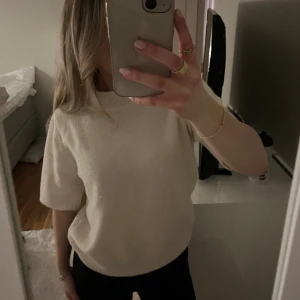 Stickad t-shirt  - Oanvänd stickad t-shirt från missäy. Säljer då jag har flera ungefär likadana så den har inte kommit till användning.💕