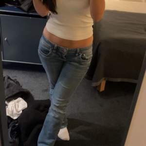 Intressekoll på mina super snygga ltb valarie jeans!!💕💕Säljer eftersom de börjar bli för korta för mig som är 156cm. Tryck inte på köp nu direkt!!