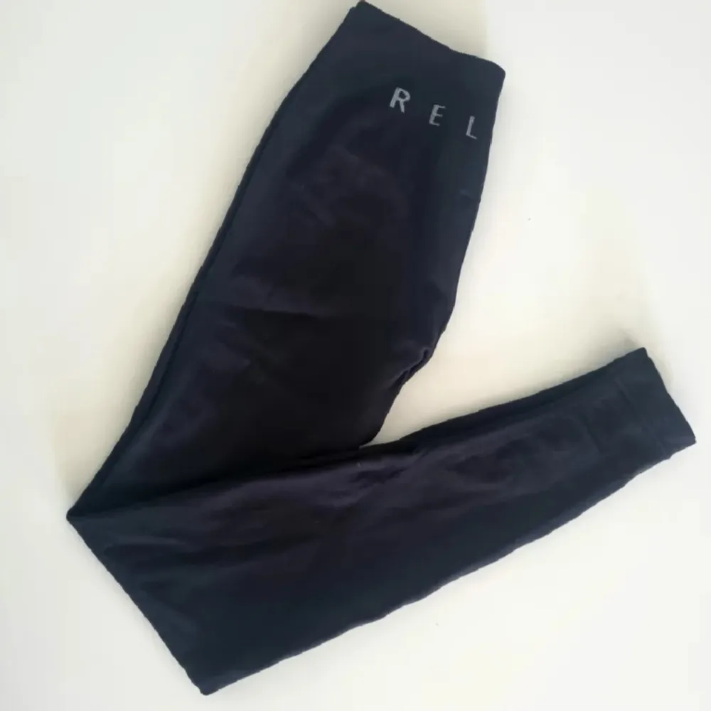 Säljer mina relode scrunch prime i svart då jag äger för många 😅 använda max 3 gånger så nyskick! 🥰 Storlek xs/small. Jeans & Byxor.