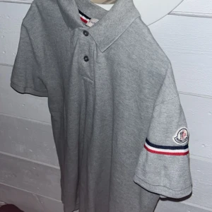 Moncler  - Köpt på merchsweden Storlek XXL men sitter som L