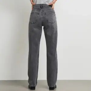 Mörk gråa jeans ifrån gina tricot i storlek 32, köpt för 599kr säljer för 200kr